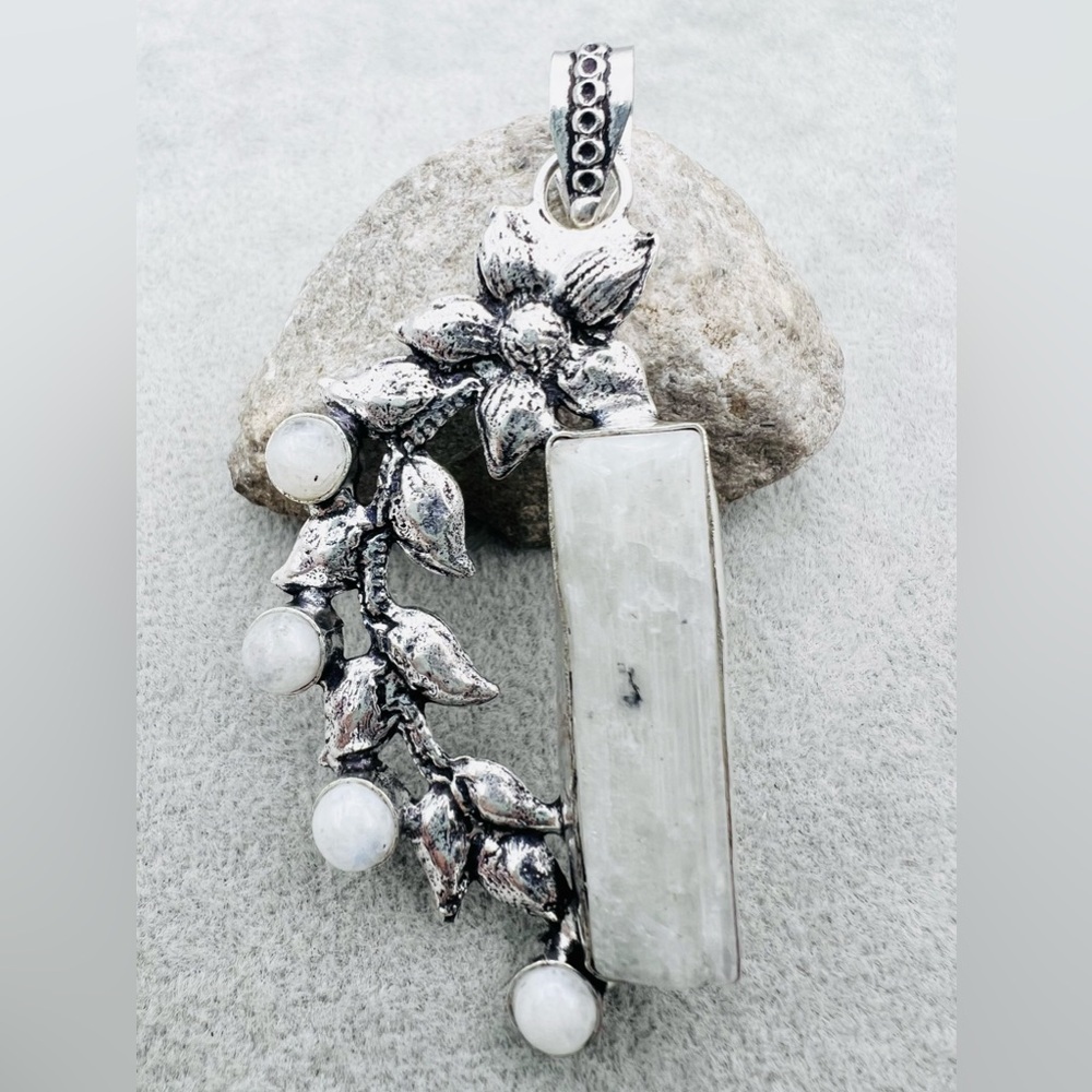 RAINBOW MOONSTONE PENDANT